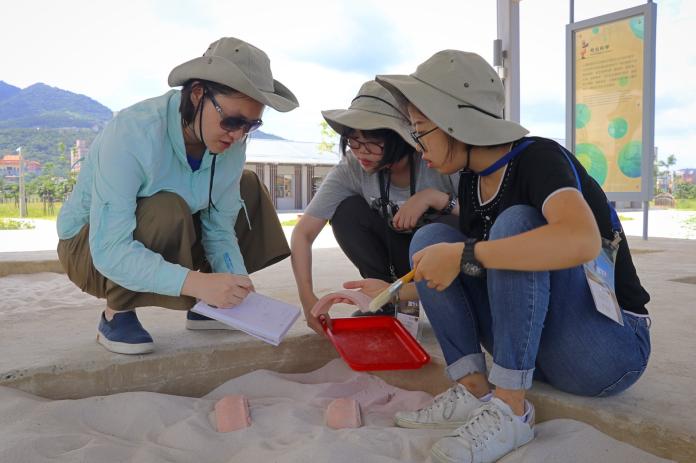 ▲學員於新北考古公園的考古探坑進行挖掘與測量，學習多面向考古工作。（圖／十三行博物館提供）