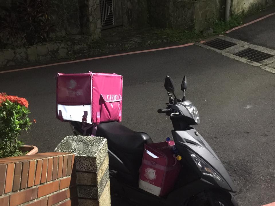 ▲網路瘋傳當外送員一個月能夠賺 10 萬元。（圖／翻攝自黃大米臉書）