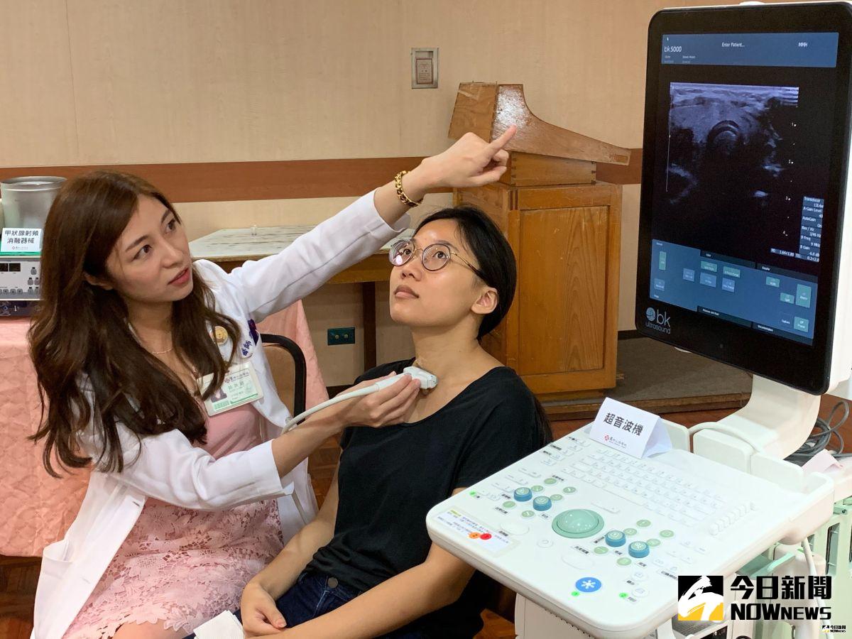 ▲李小姐因右頸長甲狀腺良性腫瘤，常被親友關心大脖子問題。（圖／記者汪瑋琪攝）