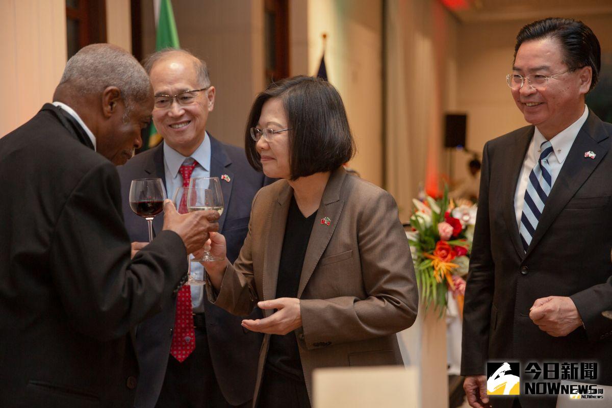 ▲總統蔡英文 11 日展開「自由民主永續之旅」出訪加勒比海，於昨（22）日返台，卻傳出有國安特勤人員藉出訪勤務大量申購免稅菸品。（示意圖／總統府提供）