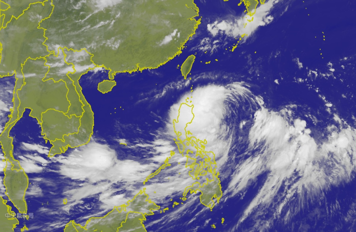 ▲位在菲律賓東方海面的第 10 號熱帶性低氣壓，最快今（ 16 ）日今日下午 2 時就會增強為輕度颱風「丹娜絲」，預估周四、周五最接近台灣，東半部及南部地區要特別注意豪雨或豪雨以上的雨勢發生。（圖／中央氣象局）