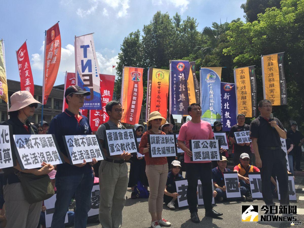 ▲全教總呼籲政府應調漲教師薪水。（圖／記者黃仁杰攝, 2019.7.16）