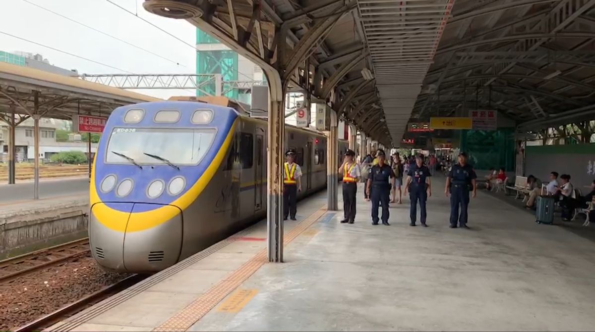 ▲為向鐵路警察李承翰致敬並表示悼念，上午 11 時 40 分為告別式起靈時間，台鐵全台各地列車也配合鳴笛 3 秒。（圖／台鐵）