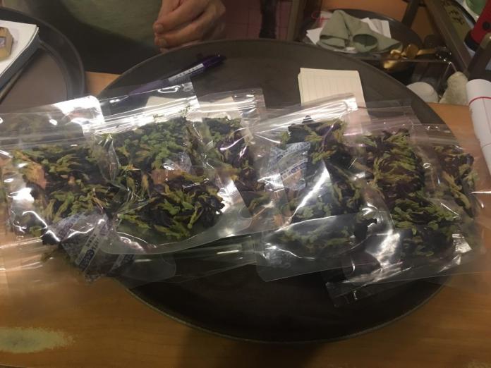 台北市衛生局抽檢多家蝶豆花產品，其中有6成商品違法。圖為其中一件檢出農藥殘留的產品。（圖／台北市政府衛生局提供）