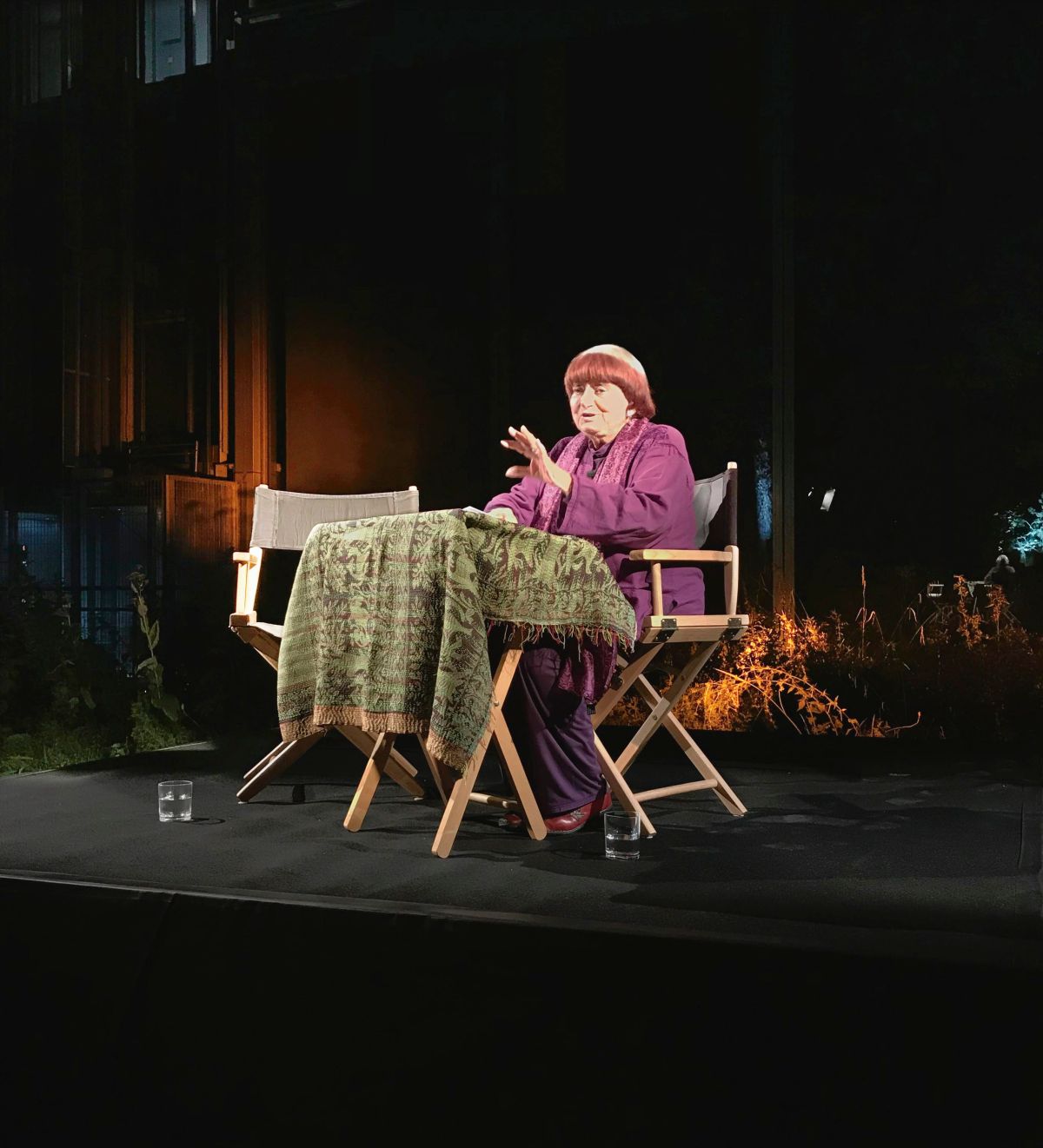 ▲《安妮華達 最後一堂課》本片的結尾也很巧妙地選用了安妮華達與JR的前作《最酷的旅伴》當中，一場兩人並肩坐在無人的海灘，任風沙慢慢模糊、消失的鏡頭（圖／天馬行空）