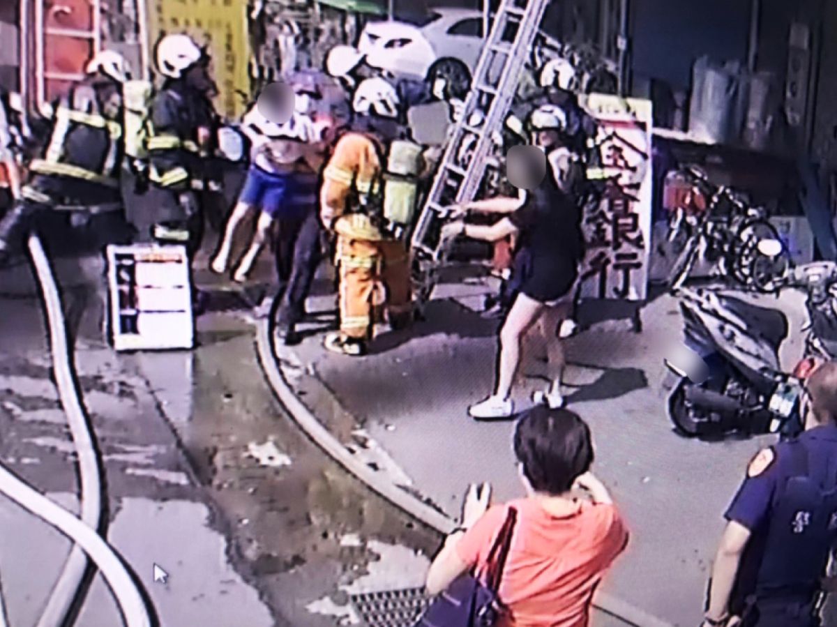 ▲祖孫3人則分別在3、4樓等待救援。曾國勝立即指派同人以外掛梯及雙節梯方式將祖孫3人救出，3人雖被濃煙嗆傷，但都平安獲救。（圖／桃園市消防局提供）