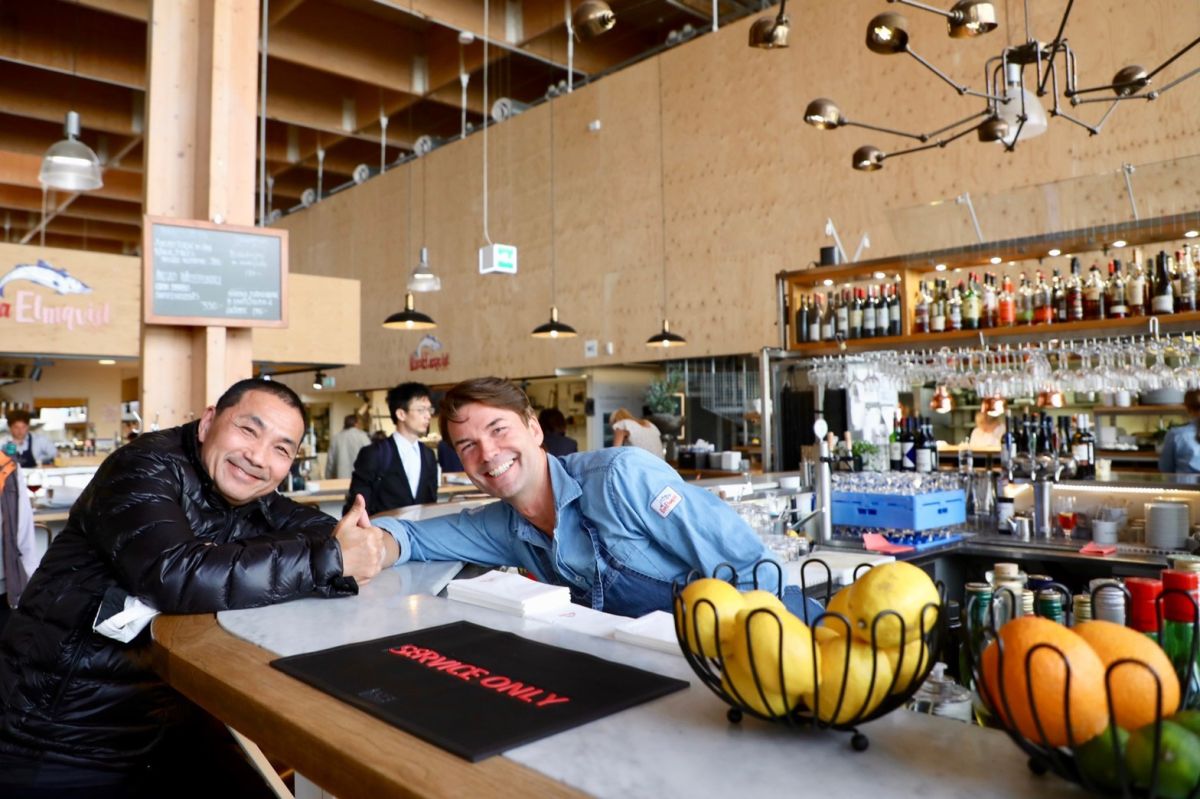 ▲侯友宜透過電話指示陳純敬副市長以及消防局做好防颱措施。（圖／新北市新聞局提供）