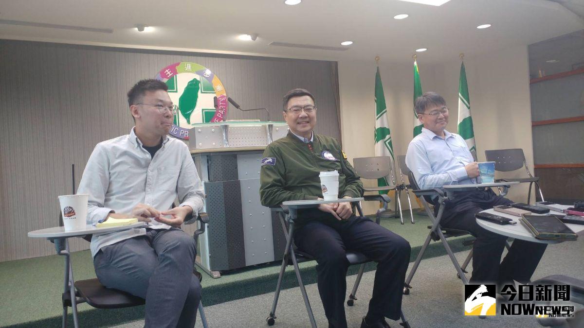 針對台北市長柯文哲痛批藍綠親中親美只壓一邊，為了謀求個人政治利益一事，民進黨主席卓榮泰今（16）日表示，如果有人批評我們是只在選邊站，批評的人自己就有選邊站的意味。（圖／記者林人芳攝，2019,07,16)