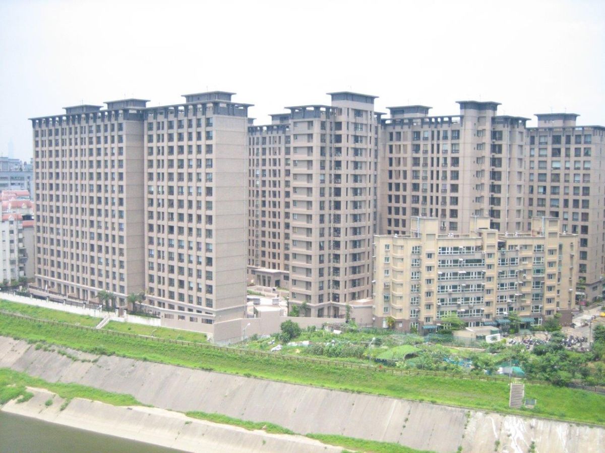 ▲民眾若名下已有被贈與的房產，即無法申請限定首購的政策性房貸。（圖／信義房屋提供）