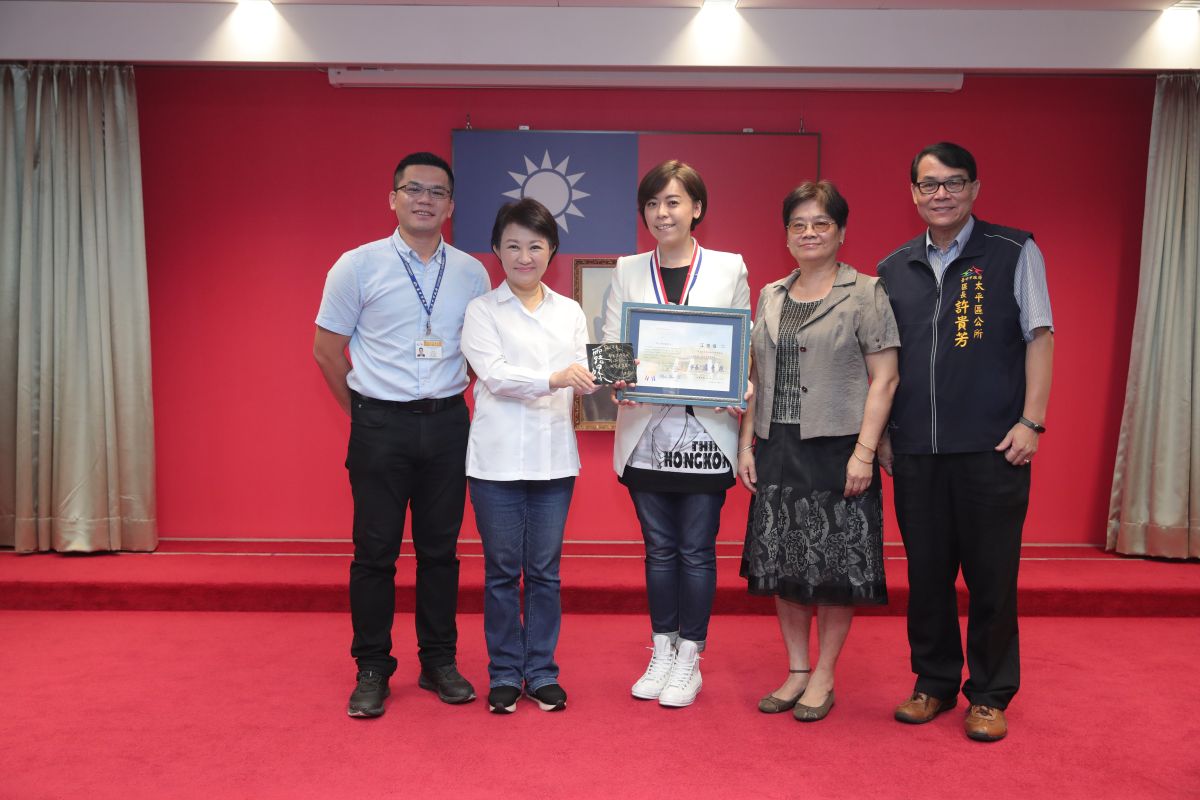 ▲市長盧秀燕頒發金曲獎台語歌后江惠儀(中者) 「台中市傑出人士榮譽獎章」。 (圖／柳榮俊翻攝2019.7.16)