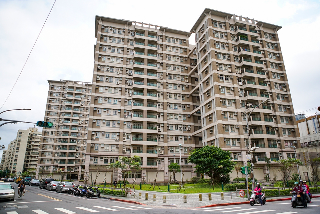 萬華青年公園面積達24.44公頃，周邊圍繞大量國宅與軍宅。（圖／信義房屋提供）2