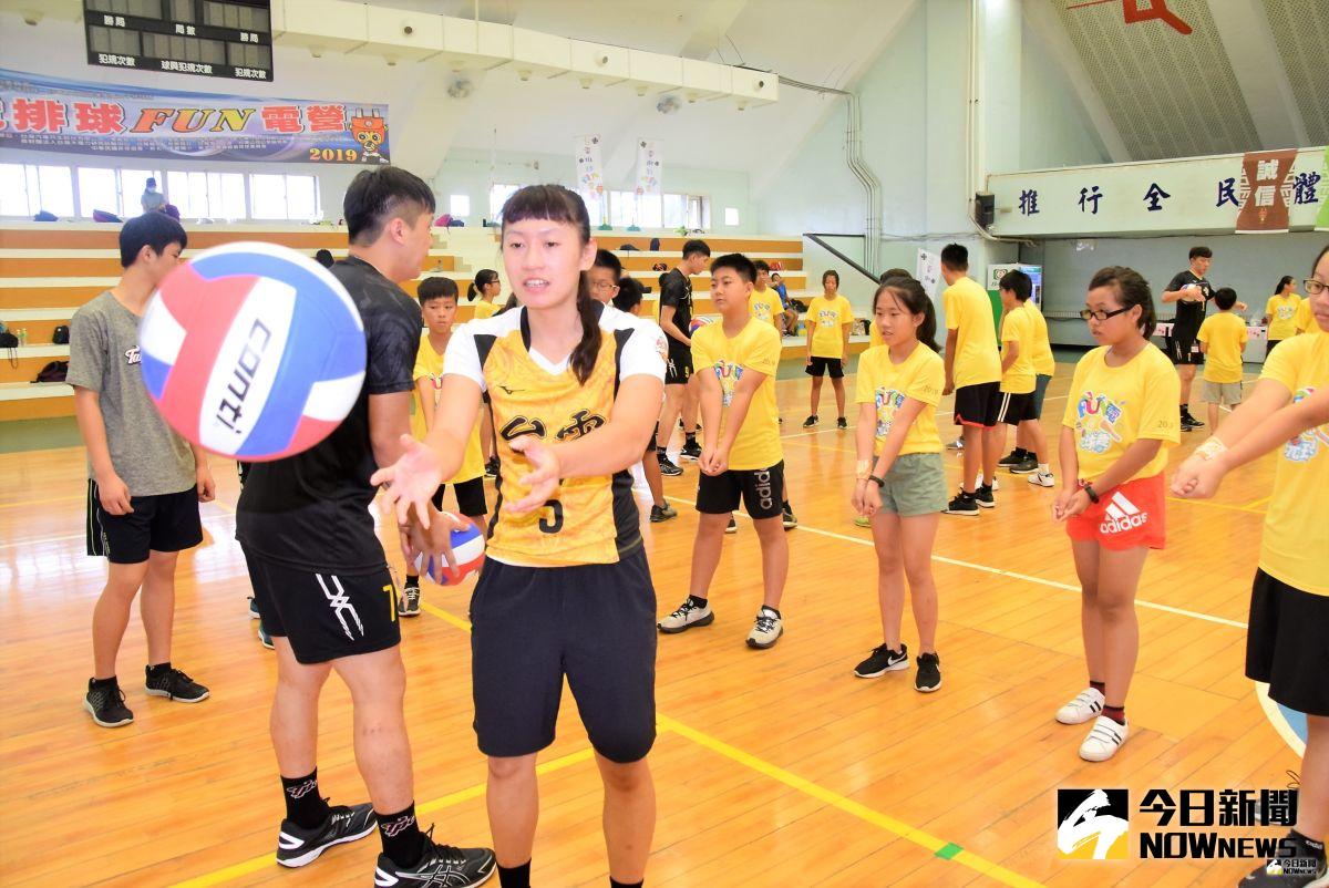 ▲「台電排球FUN電營」活動今年第一次移師澎湖舉辦，今天來了大約200名熱愛運動的小朋友參加，多位國內男女排球國手親自下場指導學員。（圖／記者張塵攝，2019.07.16）