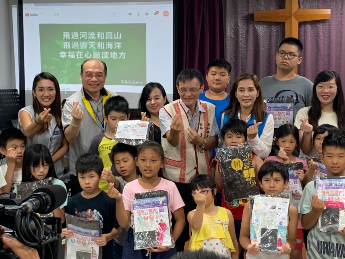 ▲照顧香山弱勢學童，新竹市議員林慈愛與振道總經理劉中勝陪孩子成長圓夢。（圖／振道提供）