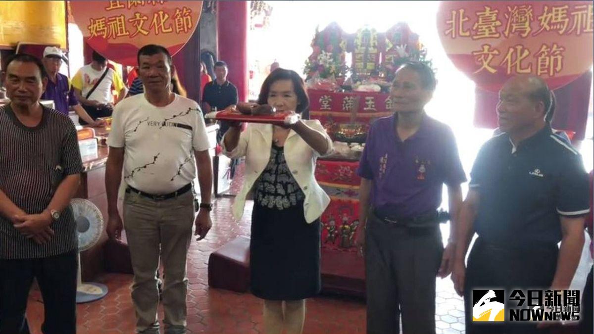 ▲宜蘭縣長林姿妙「擲筊」向媽祖請示由誰擔任2019北台灣媽祖文化節-蘭陽媽祖護台灣海上遶境總指揮。（圖／記者李清貴攝,2019.07.16)