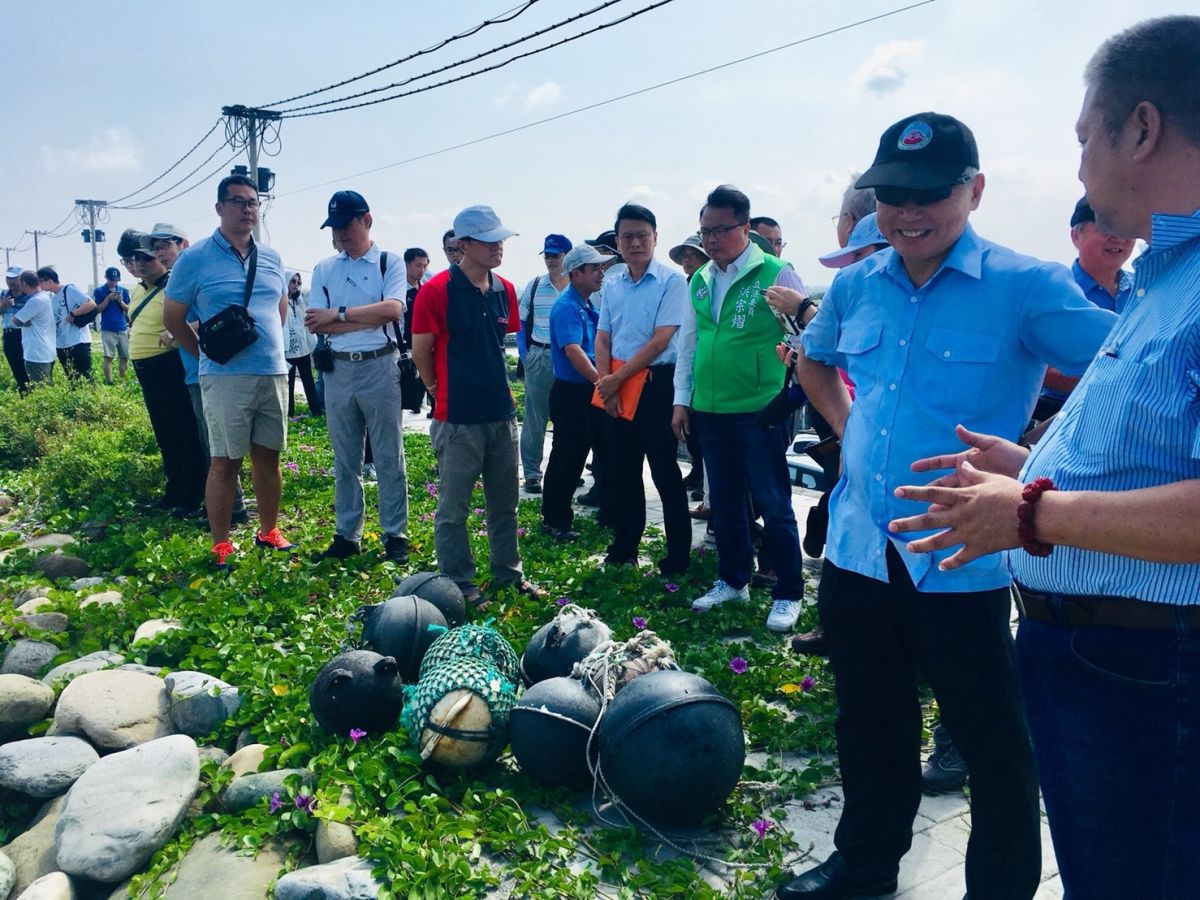 ▲中央環保單位官員赴彰化會勘永興海埔新生海堤、新寶新生海堤等處進行會勘。（圖／記者陳雅芳攝，2019.07.16）