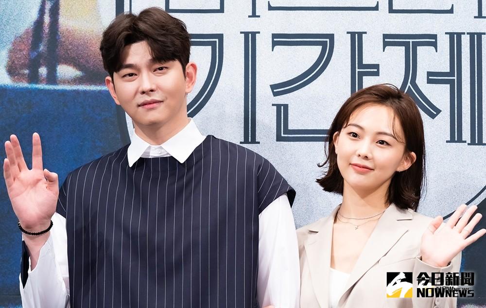 ▲尹鈞相（左）模樣明顯憔悴，自嘆老了不能演學生。（圖／愛奇藝台灣站）