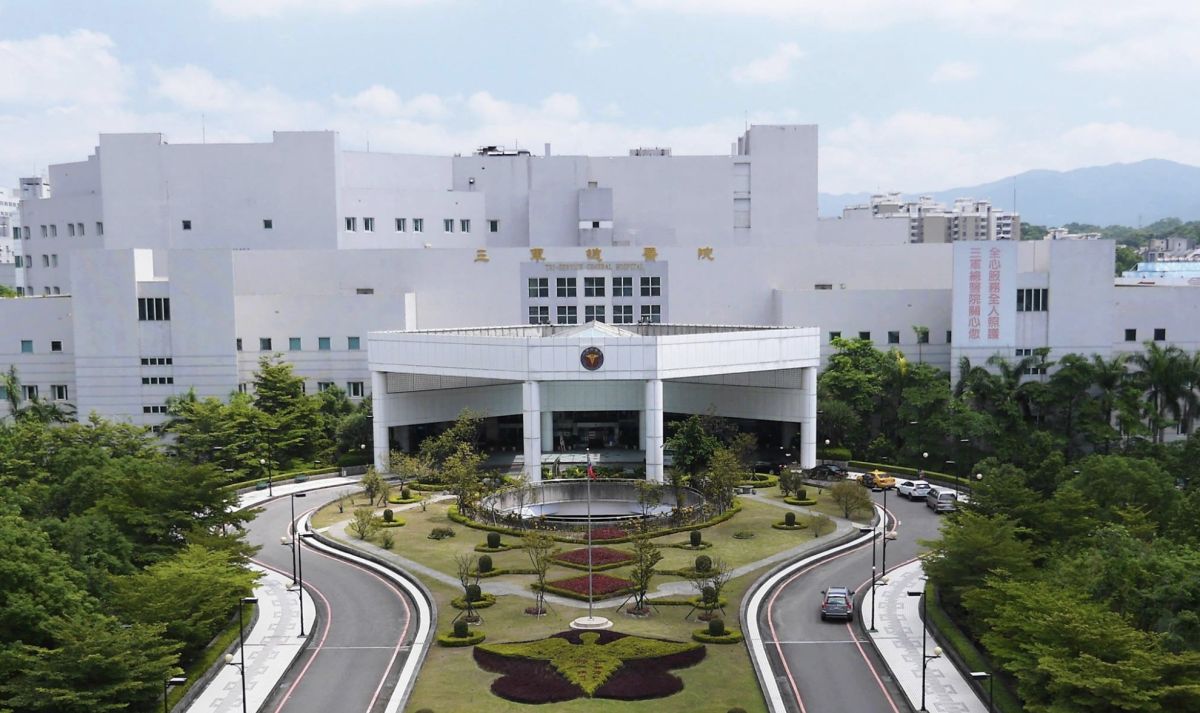 ▲三軍總醫院醫務行政人員涉嫌轉售防疫口罩予護佐及照服員牟利，遭北檢約談。（圖／擷取自三軍總醫院臉書）