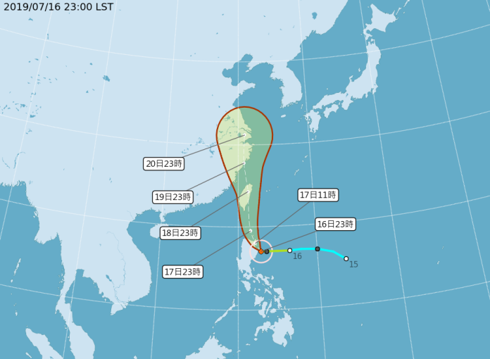 ▲氣象局今（ 16 ）日晚間 23 時 30 分針對輕度颱風「丹娜絲」發布海上颱風警報，路徑預測也稍微往東邊調整。（圖／中央氣象局）