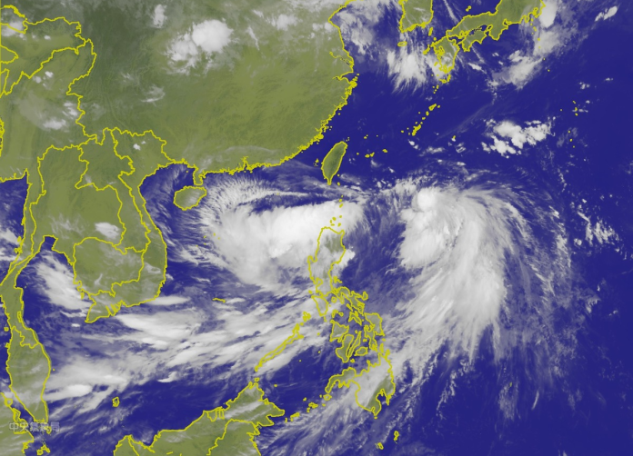 ▲丹娜絲颱風西側有另一個低壓正逐漸增強，氣象局預估最快今（ 17 ）日會生成為熱帶性低壓或是第 6 號颱風「百合」。（圖／中央氣象局）