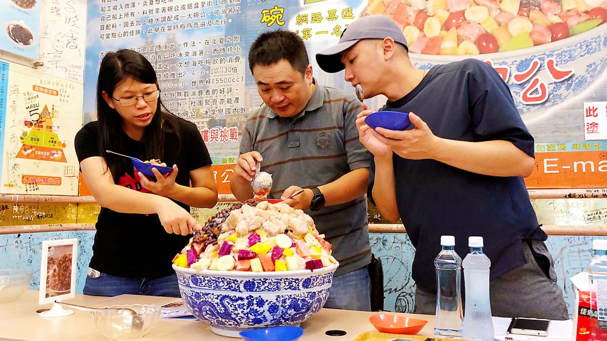 ▲30人份巨無霸大碗冰品超吸晴。（圖／高市觀光局提供）