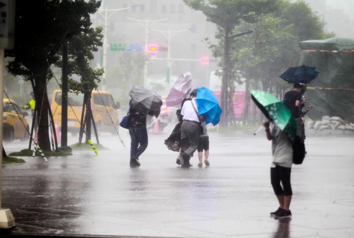 ▲今天台灣主要還是受到低壓帶影響，南部要留意有較大雨勢。（圖／ NOWnews 資料照片）