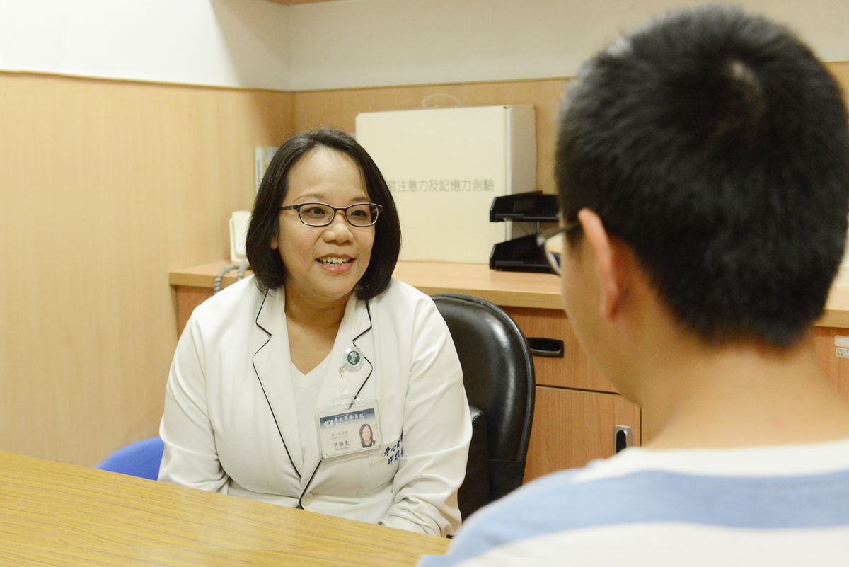 ▲孩童狂玩手機家長應該注意背後的心理狀況。（圖／台北慈濟提供）