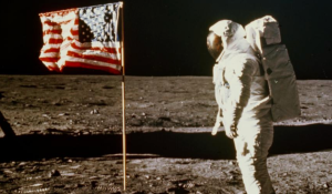 ▲7月21日2時56分,阿姆斯壯離開「鷹號」登月艙太上月球表面,成為人類史上第一個登月者。(圖/Inside Edition) ▲7月21日2時56分,阿姆斯壯離開「鷹號」登月艙太上月球表面,成為人類史上第一個登月者。(圖/Inside Edition)