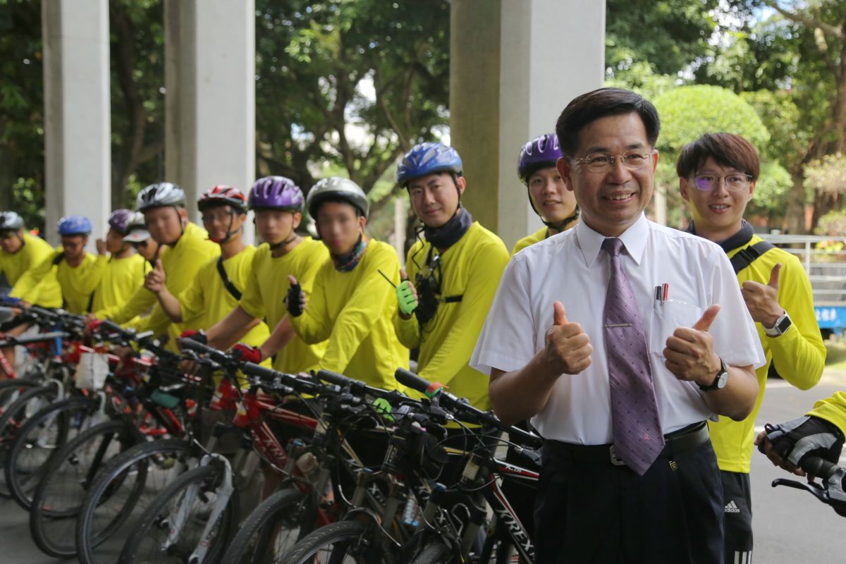 ▲晨陽學園展開為期17日的「三鐵環島」計畫，教育部長潘文忠親自迎接。（圖／ 教育部提供）