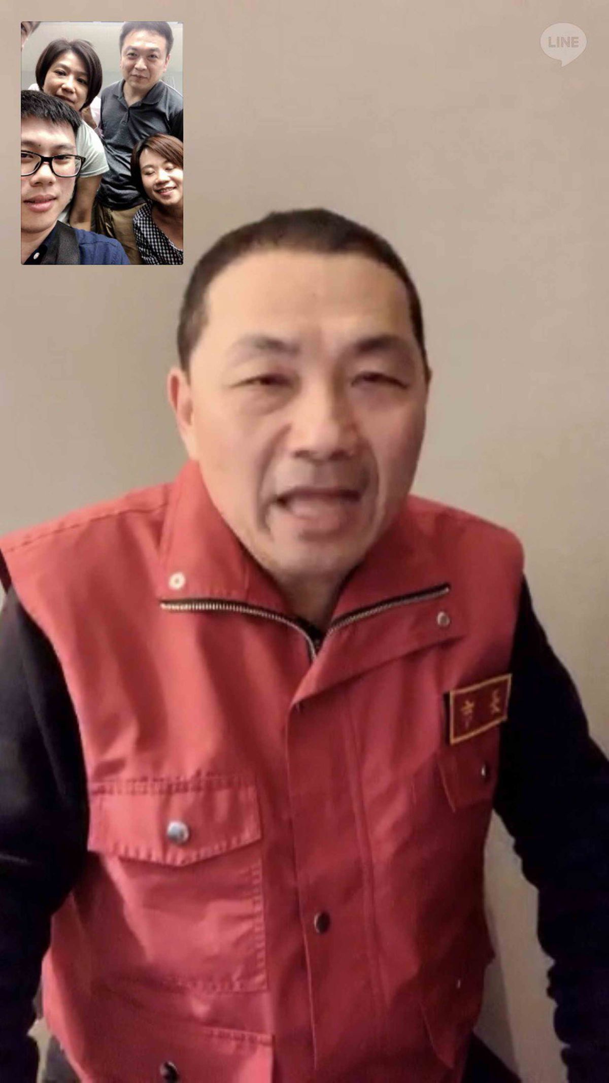 ▲正在北歐參訪的新北市長侯友宜換上防災背心，透過LINE視訊和媒體連線。（圖／記者蔡琇惠翻攝）

