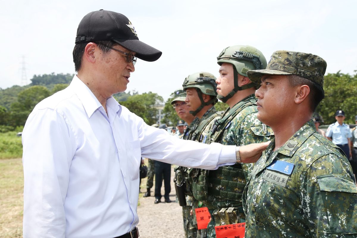 ▲國防部長嚴德發16日表揚333旅羅偉中士見義勇為，肯定他在自強號刺警事件中，保護民眾安全的表現。（圖／軍聞社提供）