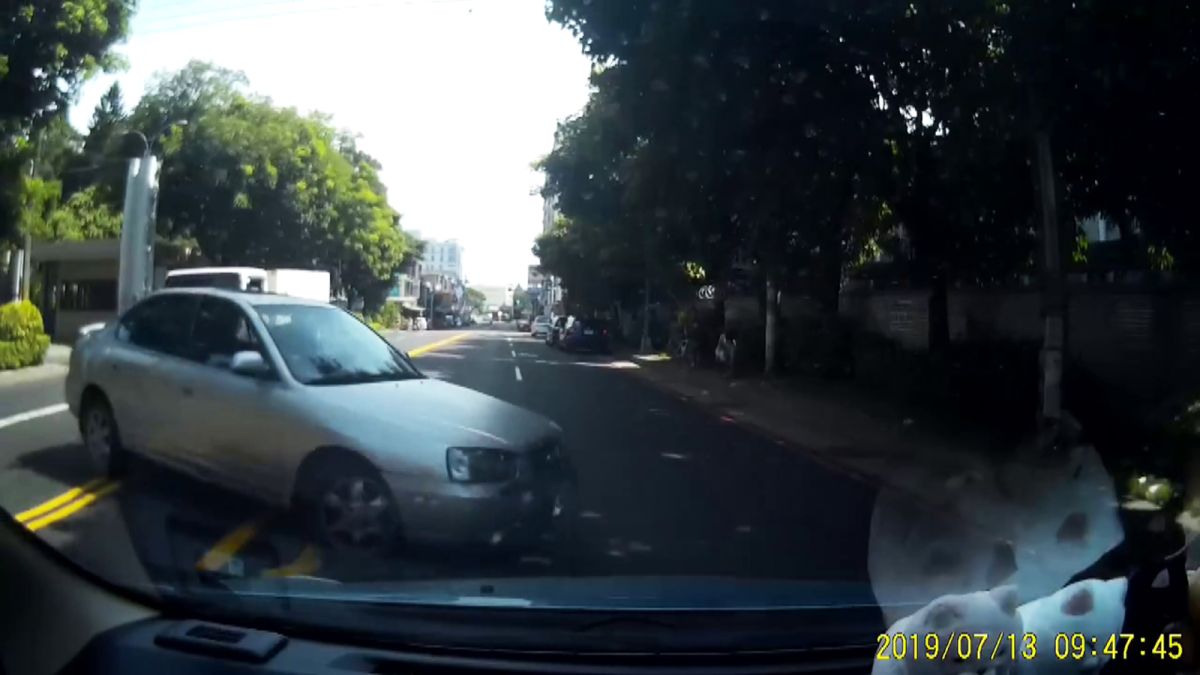 ▲車主丘小姐開在中壢工業區的自強路上，這時對向有一輛銀色轎車，冷不防地突然跨越雙黃線迴轉，使的丘小姐反映不及直接撞上。（圖／翻攝「爆料公社二社」）