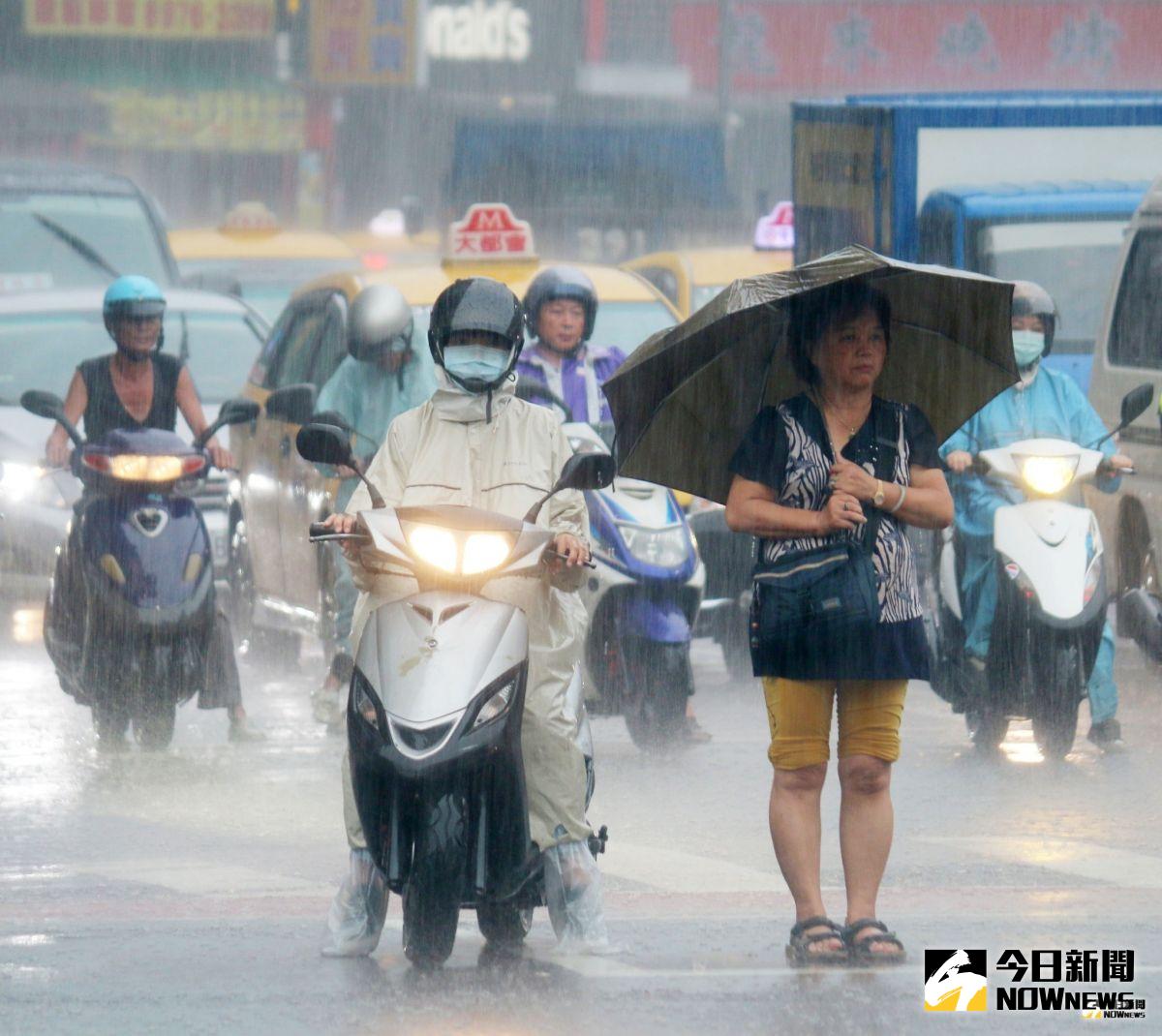 ▲氣象局今（ 17 ）日針對台東、屏東及恆春半島發布陸上颱風警報，同時公布風雨預報，是有沒有機會放颱風假的重要參考指標。（圖／NOWnews資料圖片）
