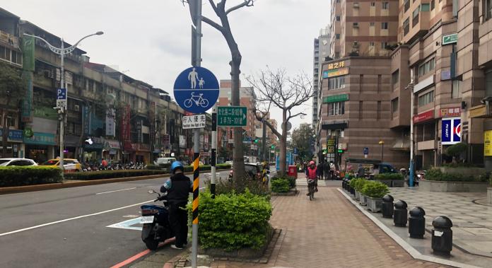 ▲人行道是供行人通行專用，但在台灣卻經常看見機車騎上人行道與人爭路。（人行道示意圖／新北市交通局）