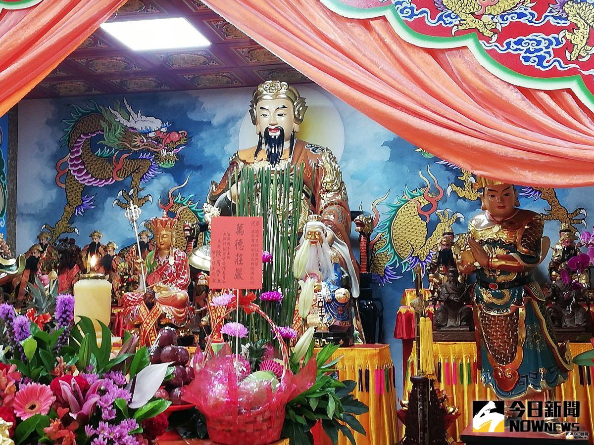 ▲開元佛殿理事長葉敏節指延平王鄭成功因其累世的忠孝節義，承繼玉皇大帝（天公）大位。（圖/記者邱嘉琪攝，2019.07.17）