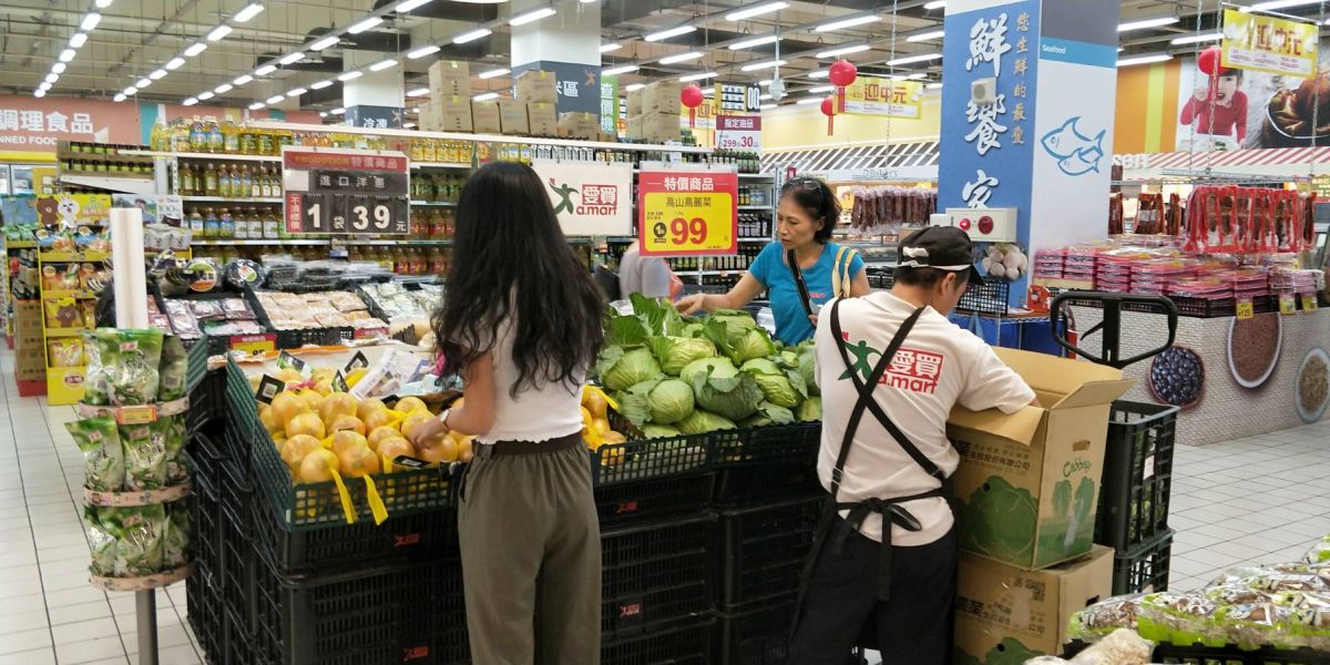 ▲輕颱丹娜絲逼近台灣，愛買今（17）日人潮已比一般日多出1倍，葉菜、麵包等備貨量也多3倍以因應。（圖／愛買提供）