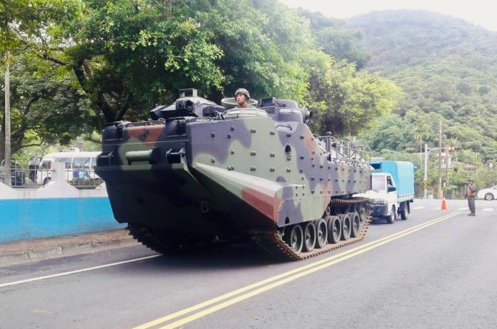 ▲丹娜絲颱風來襲，海軍陸戰隊AAV7兩棲突擊車先期進駐防災。（圖／海軍司令部提供）