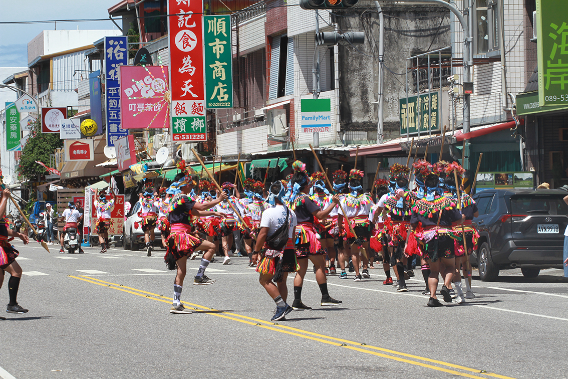 ▲部落勇士們從都蘭糖廠一路跳著護衛舞進入豐年祭會場。（圖／記者鄭志宏攝）