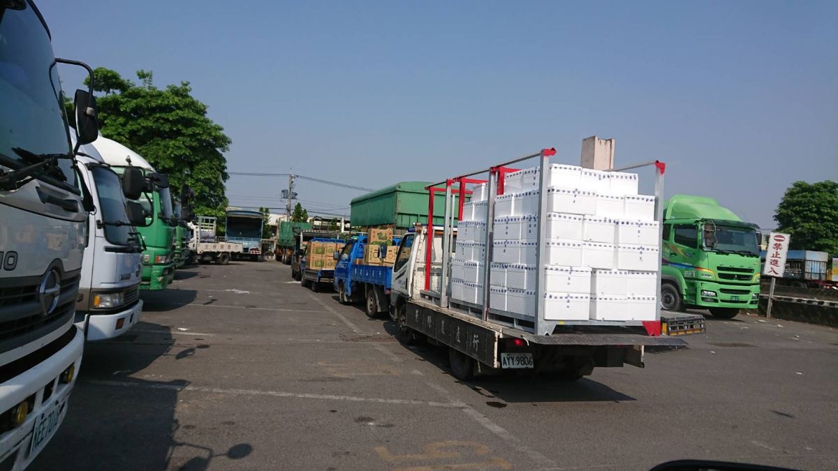 ▲颱風天前夕，在雲林西螺果菜市場出現搶購人潮。（圖／雲林張姓菜農提供）