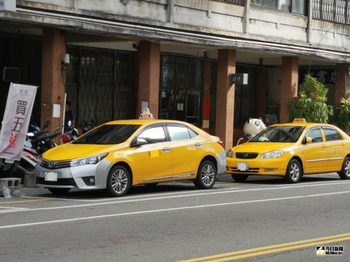 計程車是許多人出門的交通工具之一。（記者張溎壕攝）
