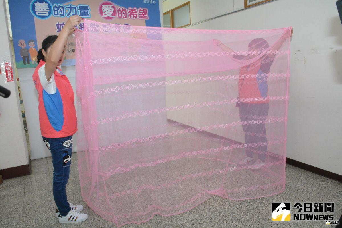 ▲伸仁紡織特別效法國際知名蚊帳大使凱瑟琳．科邁爾捐蚊帳救非洲貧童精神，捐贈蚊帳共1300件，「罩」護有需求且弱勢的個人。（圖／記者陳雅芳攝，2019.07.17）