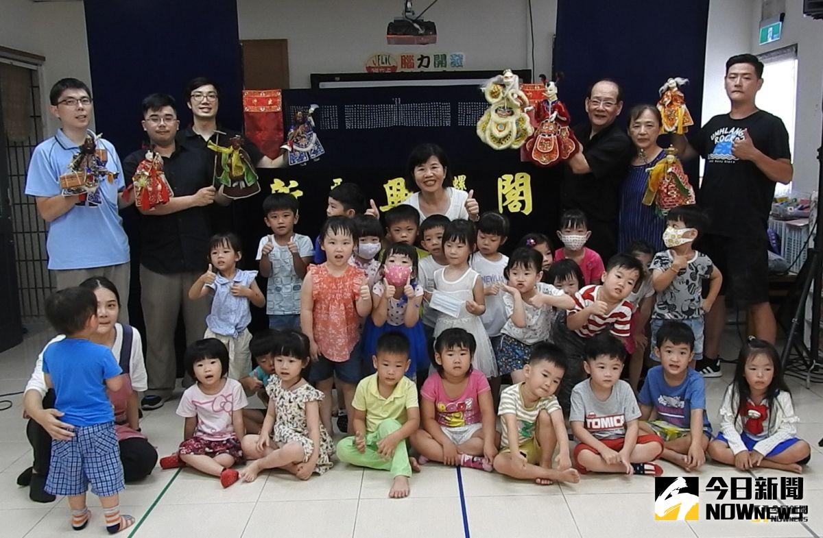 ▲團長鍾任樑〈後右3〉每年7、8月都會回到故鄉參與推廣布袋戲植根活動。（圖／記者蘇榮泉攝，2019.07.17）