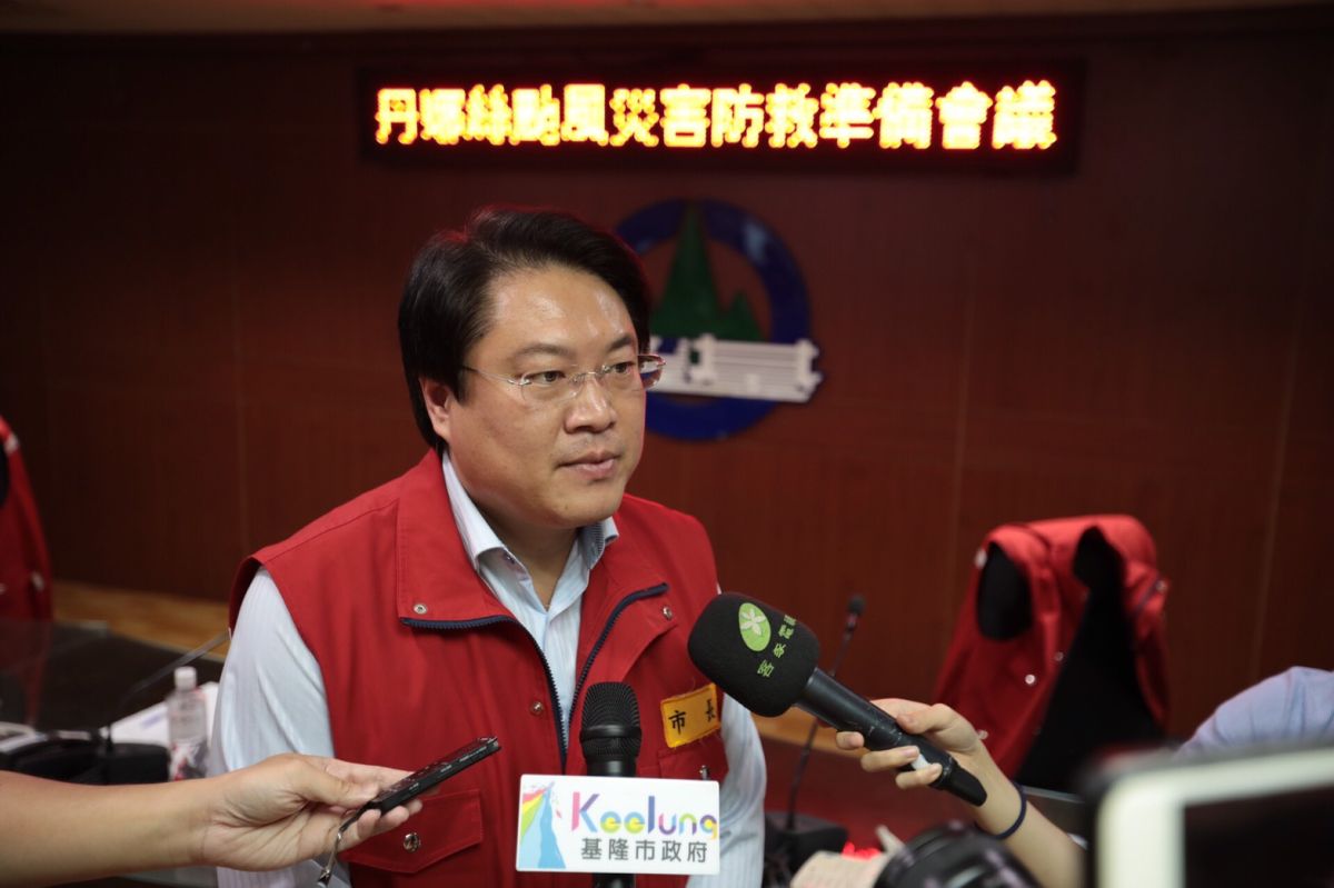 ▲林右昌指出，「丹娜絲」是今年第一個侵台颱風，基隆市政府做好防颱整備工作，提醒低窪歷年易淹水地區民眾，需設防水閘門務必預置。（圖／基隆市政府提供）