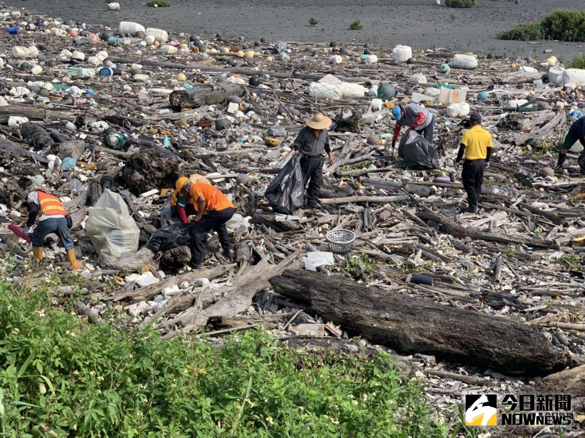 ▲彰化縣環保局緊急動員機動隊先行進行清理，大城鄉清潔隊也加入人力清除作業，一雪「髒」名。（圖／記者陳雅芳攝，2019.07.17）