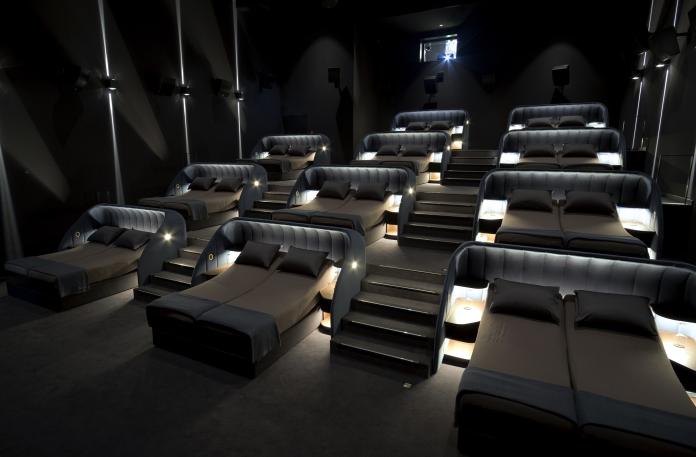 ▲這個影城竟出現了「豪華雙人床」，在新開幕的門市中，加入了全新模式的影廳，裡面的座位全都是雙人床，讓大家能夠「躺著」欣賞電影。(圖／翻攝自 Cinémas Pathé 臉書)