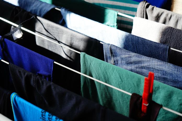 ▲濕衣服曬在家裡可能對健康造成危害。（示意圖／取自 Pixabay ）