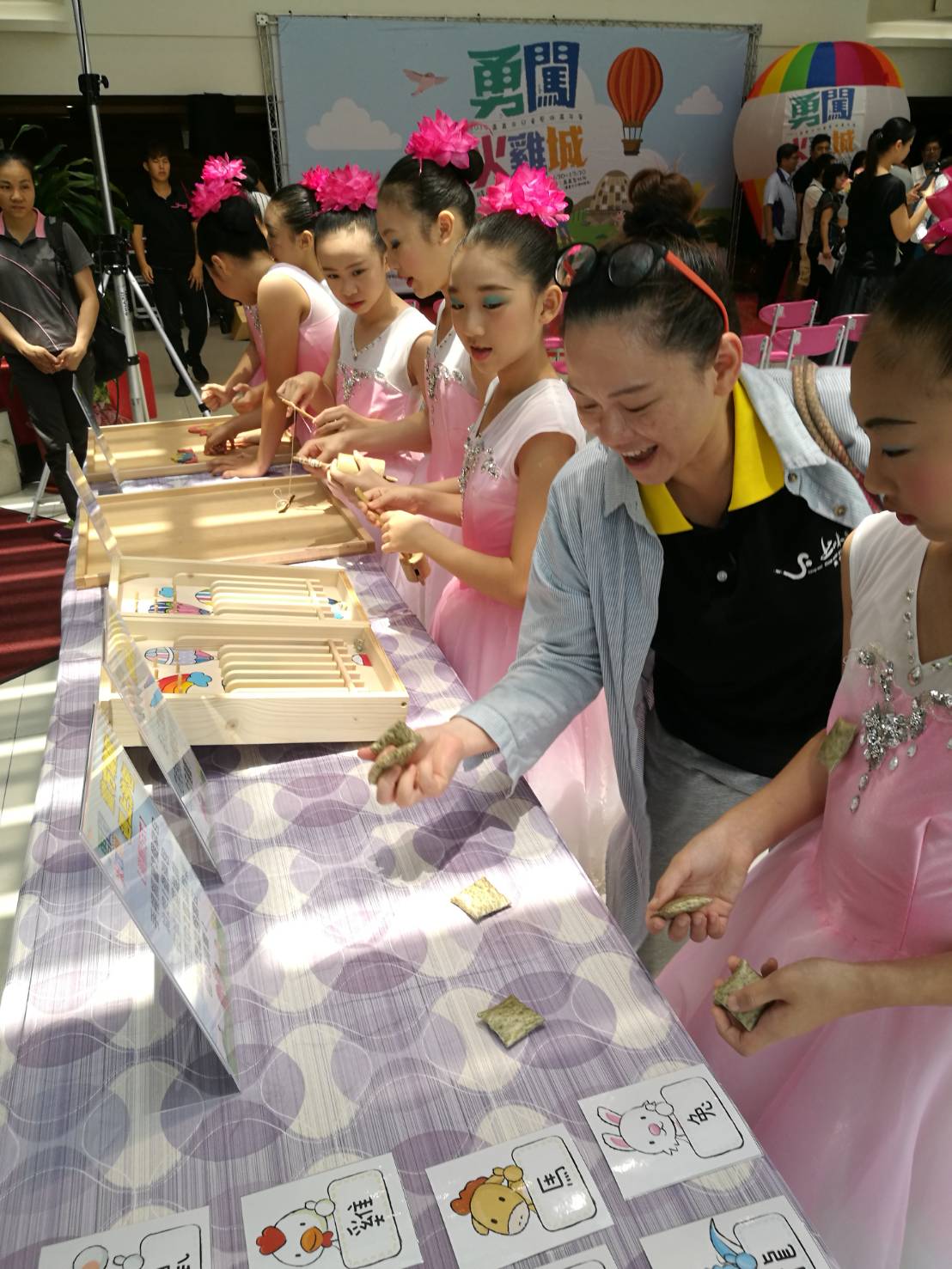 ▲小朋友忍不住童玩誘惑，馬上玩起沙包、彈珠檯。（李佩昕攝）