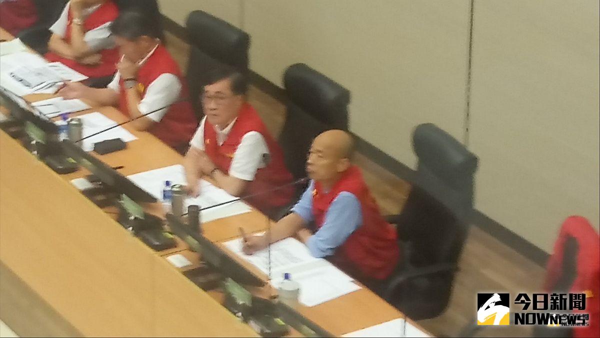 ▲面對上任後第1個颱風，高市府今天下午三點後也開設二級開設應變中心，韓國瑜也在晚間6點坐鎮災防中心。（圖／記者郭凱杰攝，2019.07.17）