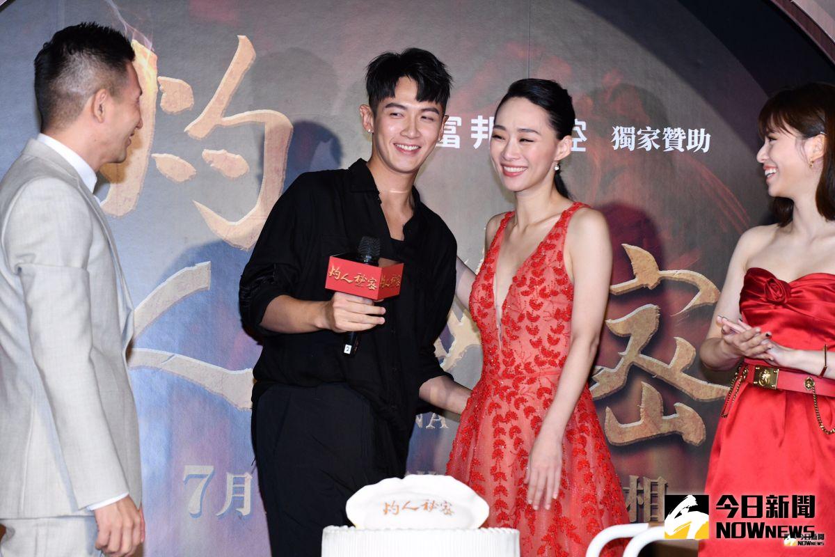 ▲柯震東（左二）和「前女友」吳可熙合體首映會。（圖／記者林柏年攝）