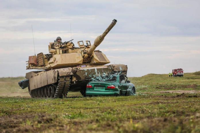 ▲美軍M1A2戰車在波蘭演習，將轎車壓扁。（圖／美國陸軍）