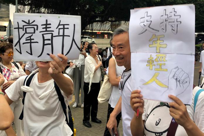 ▲香港銀髮族發起「銀髮族靜默遊行」，力挺年輕人。（圖／美聯社／達志影像）